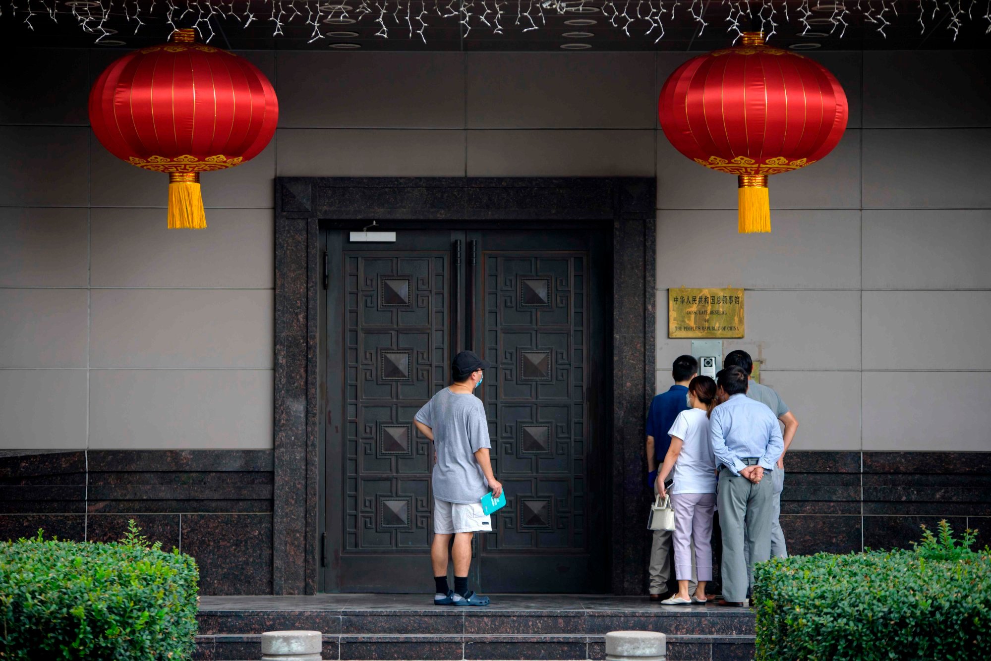 People attempt to talk to someone at the Chinese consulate in Houston on July 22, 2020, after the US ordered it to be closed within 72 hours. Photo: AFP