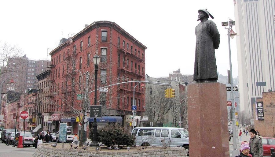 Statue of Lin Zexu (1785-1850) in Chatham Square, East Broadway New York City, US, 15 March 2009. Lin was a Chinese scholar and official during the late Qing dynasty, most famous for his fight against opium smuggling in Guangzhou, China. (Photo: Wikimedia/Licensed under CC BY 3.0)