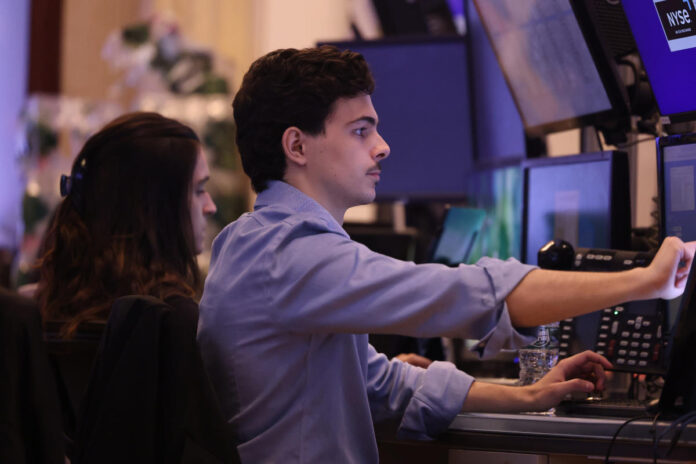 Stocks Climb as US Earnings Kick Into High Gear: Markets Wrap