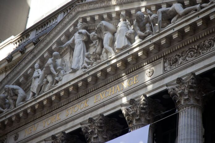 US Futures Waver as Traders Juggle Trump-Win Bets: Markets Wrap