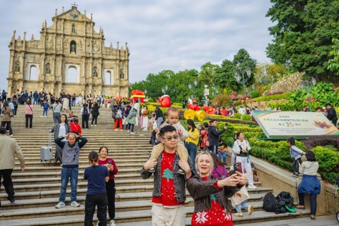 magnetic Chinese hub with multiple charms- China.org.cn