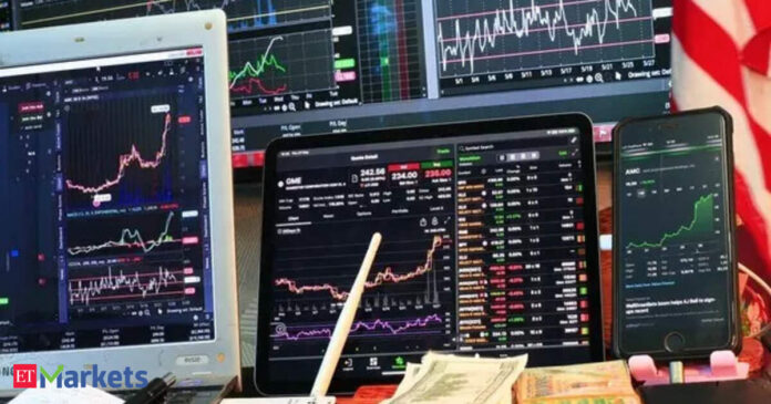 Asian stocks slip as traders reduce exposure ahead of central bank meetings, key data