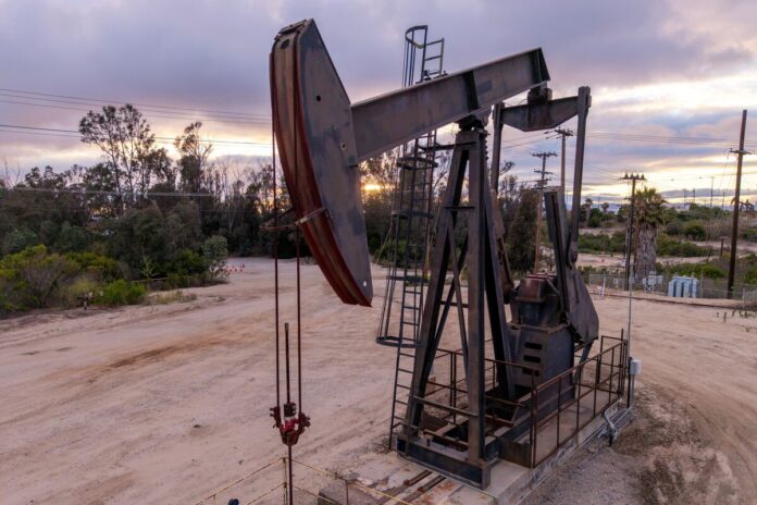 Oil Gains, US Stock Futures Drop on New Strikes: Markets Wrap